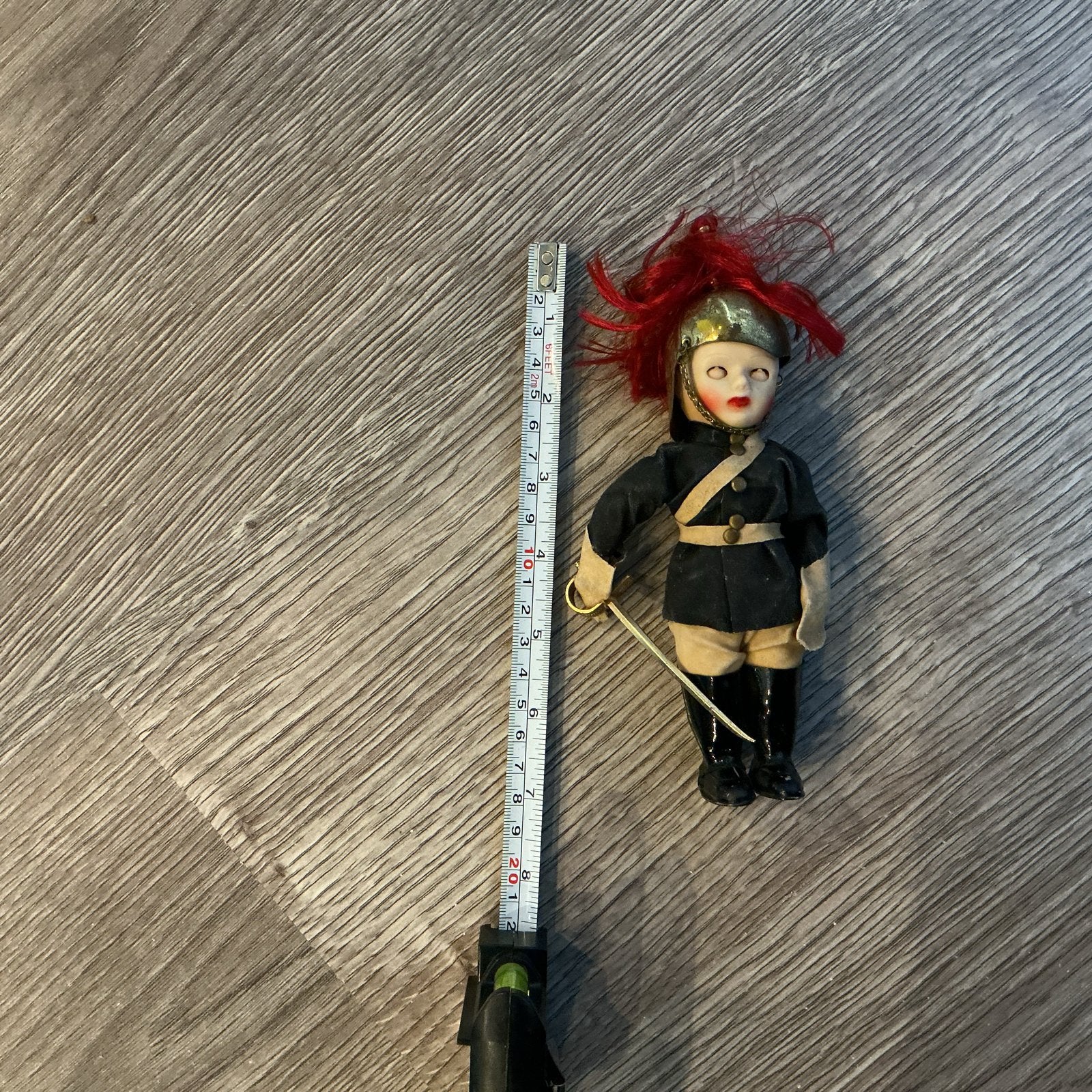 Vintage popje in militair uniform met zwaardje, Ophalen of Verzenden, Gebruikt