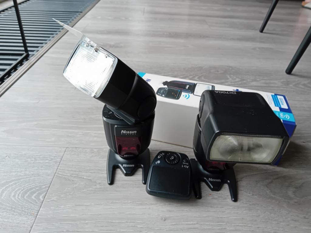 Twee Nissin Di700A flitsers met Air Commander voor Fujifilm, Ophalen of Verzenden, Zo goed als nieuw, Overige merken, Kantelbaar