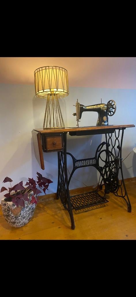 Vintage naaimachine met tafel en lamp, Antiek en Kunst, Ophalen of Verzenden