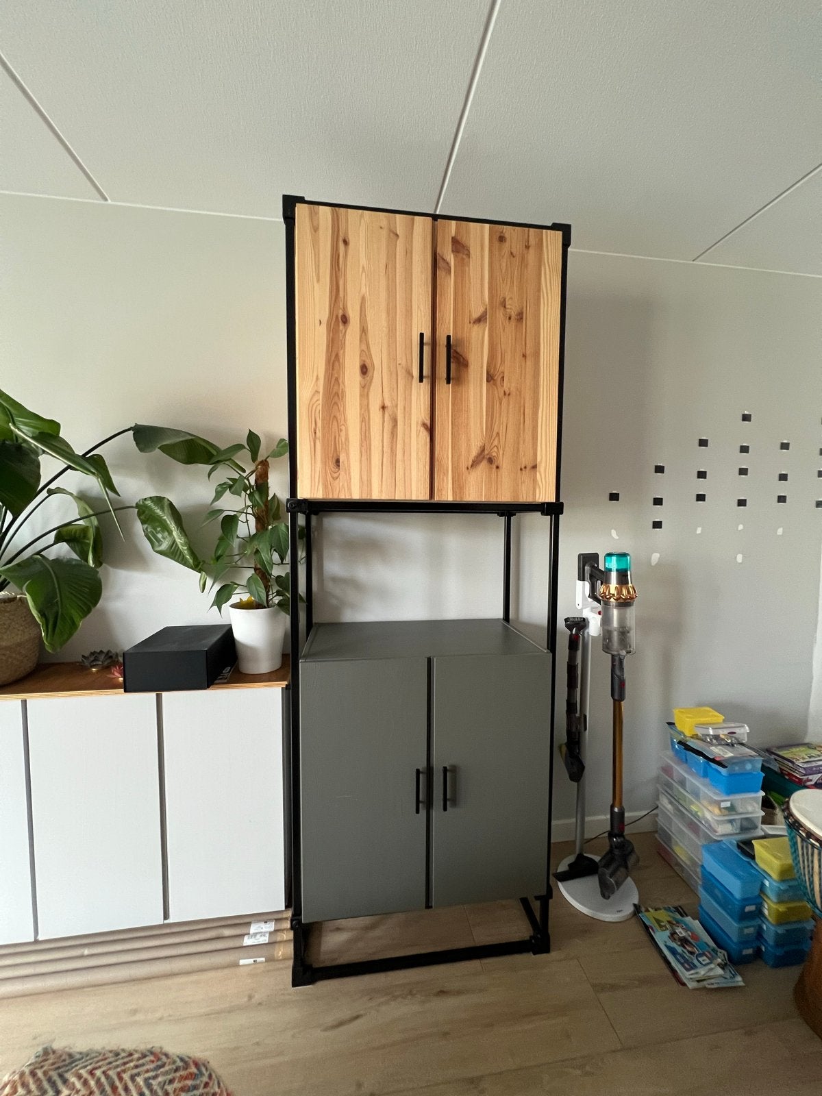 Hoge kast met houten deuren (Ivar) en metalen frame, Ophalen, Gebruikt, 200 cm of meer, 50 tot 100 cm