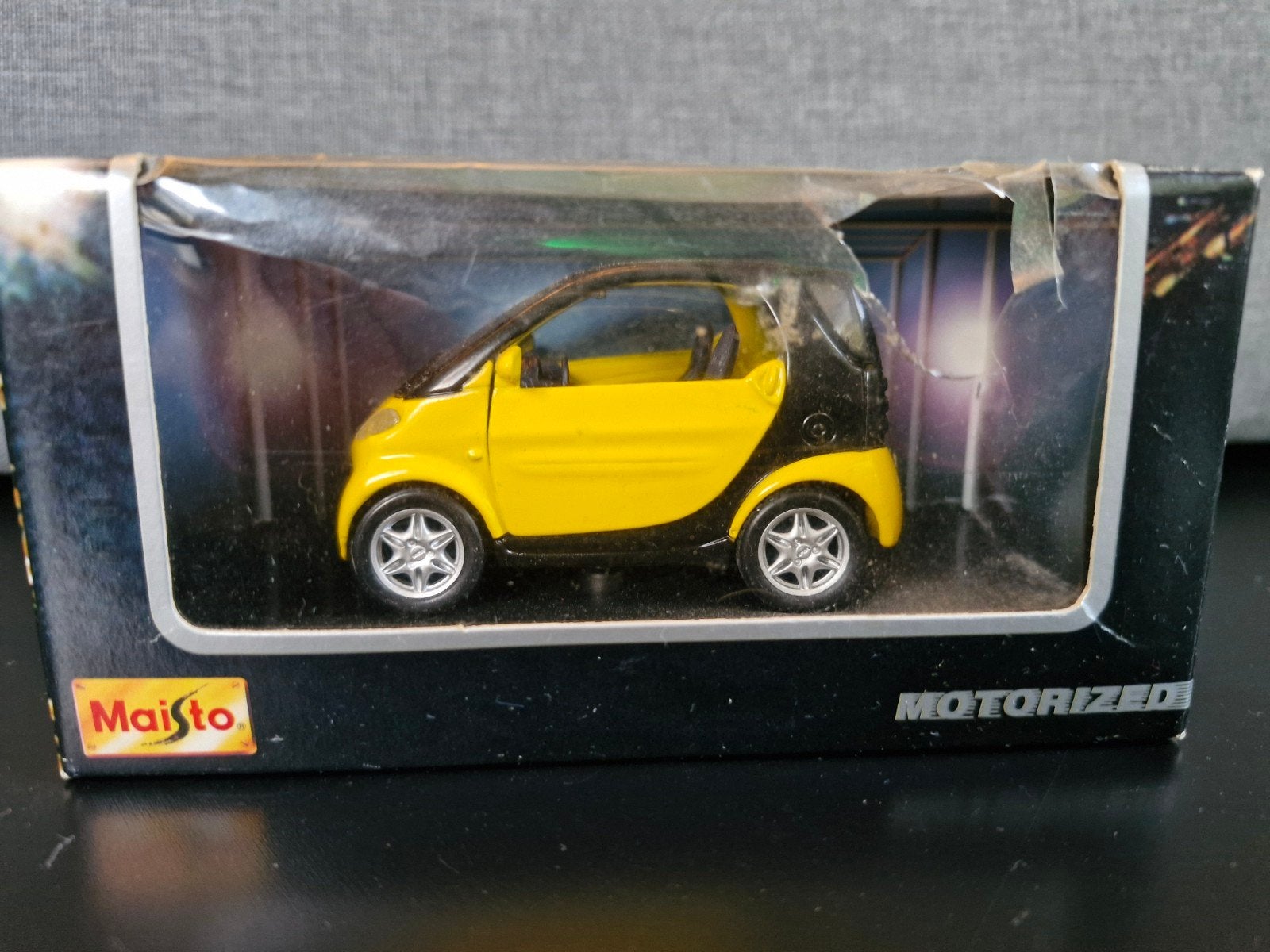 Maisto Smart ForTwo Geel - Modelauto, Ophalen of Verzenden, Gebruikt, Auto