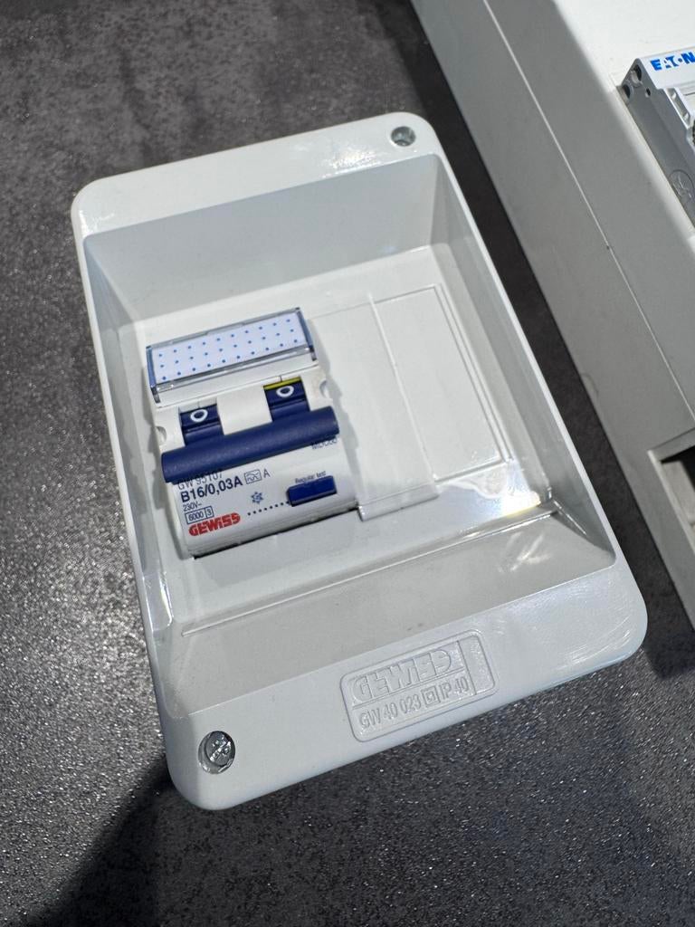 Gewiss aardlekautomaat B16/0,03A + behuizing, Doe-het-zelf en Verbouw, Elektra en Kabels, Ophalen of Verzenden, Gebruikt, Schakelaar