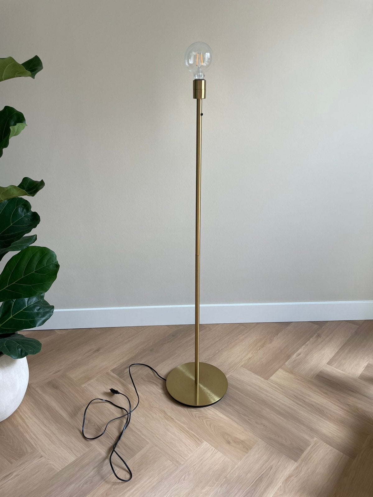 IKEA SKAFTET Vloerlamp Goudkleurig, Huis en Inrichting, Lampen | Vloerlampen, Ophalen, 100 tot 150 cm, E27 (groot), Zo goed als nieuw