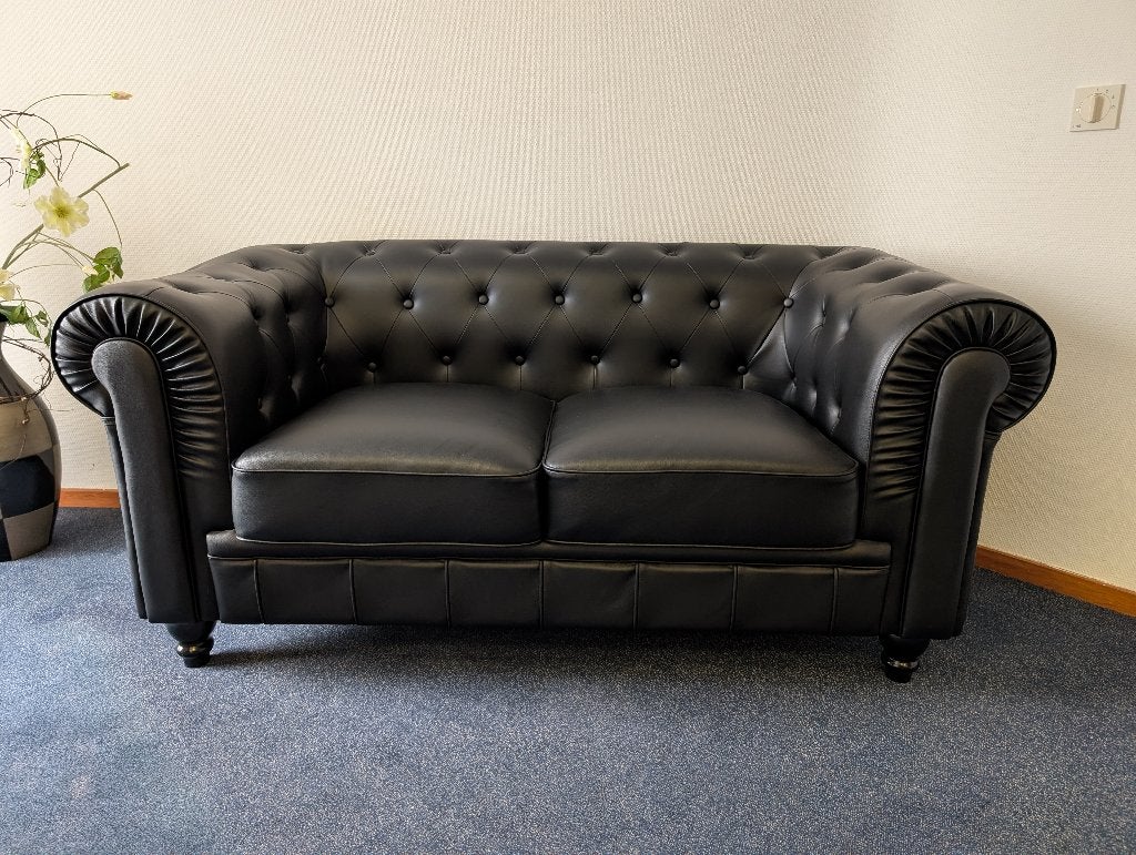 Zwarte Chesterfield tweezitsbank - Zo goed als nieuw, Huis en Inrichting, Ophalen, 150 tot 200 cm, Chesterfield, Tweepersoons