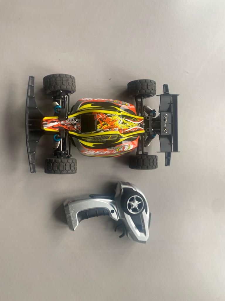 Snelle RC auto met extra banden, oplader en accu, Elektro, Gebruikt, Ophalen of Verzenden, Auto onroad