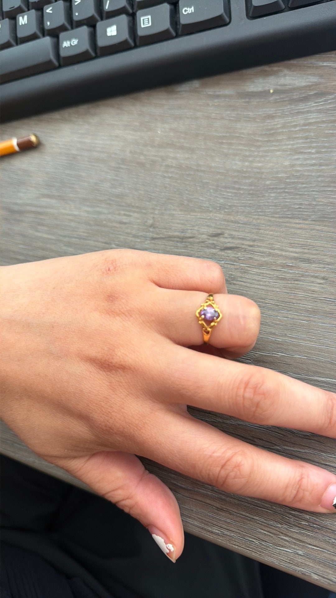 Ring 18k verguld gouden ring met paarse kristal mooi, Ophalen of Verzenden, Zo goed als nieuw, Goud, Dame