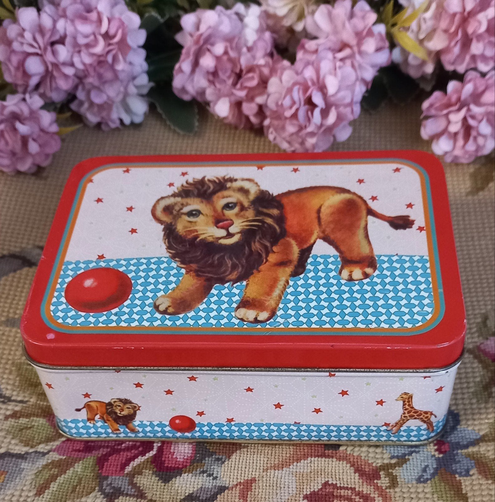 Lief blikje, leeuw, giraffe, rood/blauw, Froy&Dind, Belgium, Ophalen of Verzenden, Gebruikt, Overige