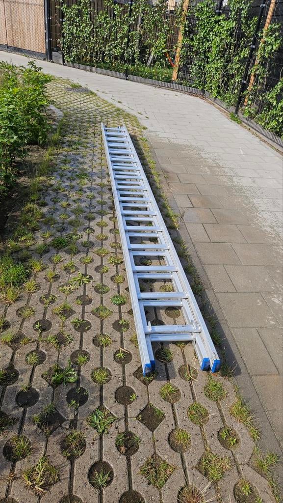 Lange uitschuifbare Ladder - 2 x 16 treden 7,5 meter, Doe-het-zelf en Verbouw, Ladders en Trappen, Gebruikt, Ophalen of Verzenden