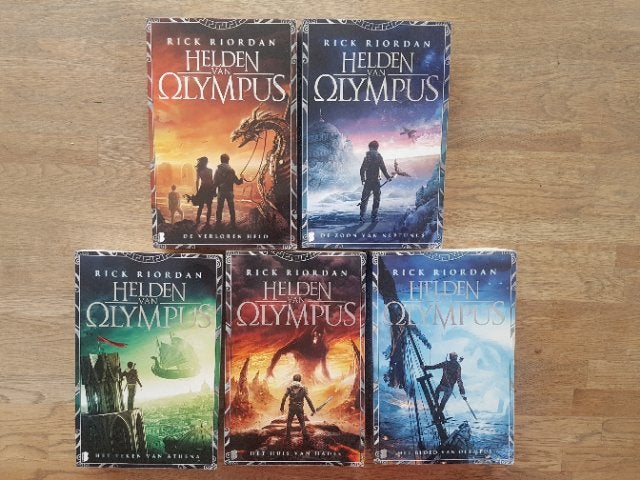 5 Delige Serie   **  Helden van Olympus   **   Rick Riordan, Boeken, Ophalen of Verzenden, Zo goed als nieuw, Rick Riordan
