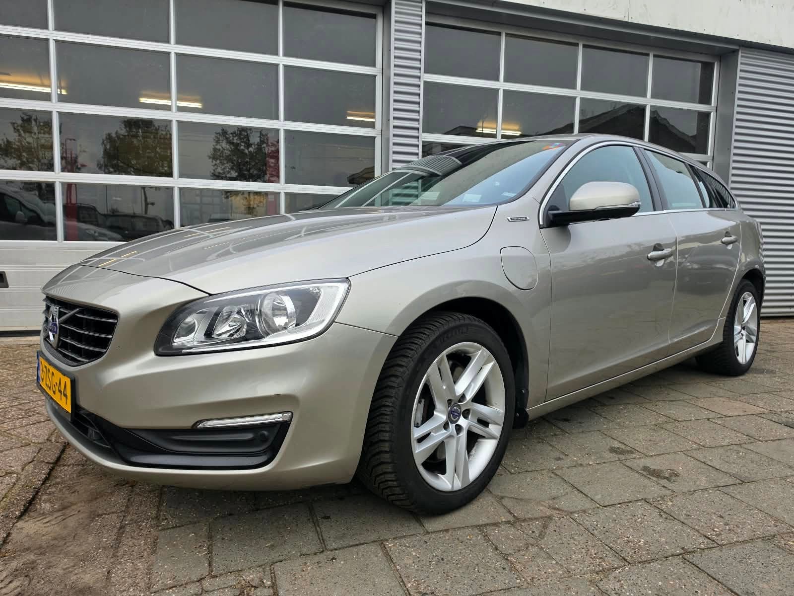Volvo V60 2.4 D6 AWD Plug-In Hybrid Momentum (EXPORTPRICE), Auto's, Automaat, Vierwielaandrijving, 11 kWh, Te koop