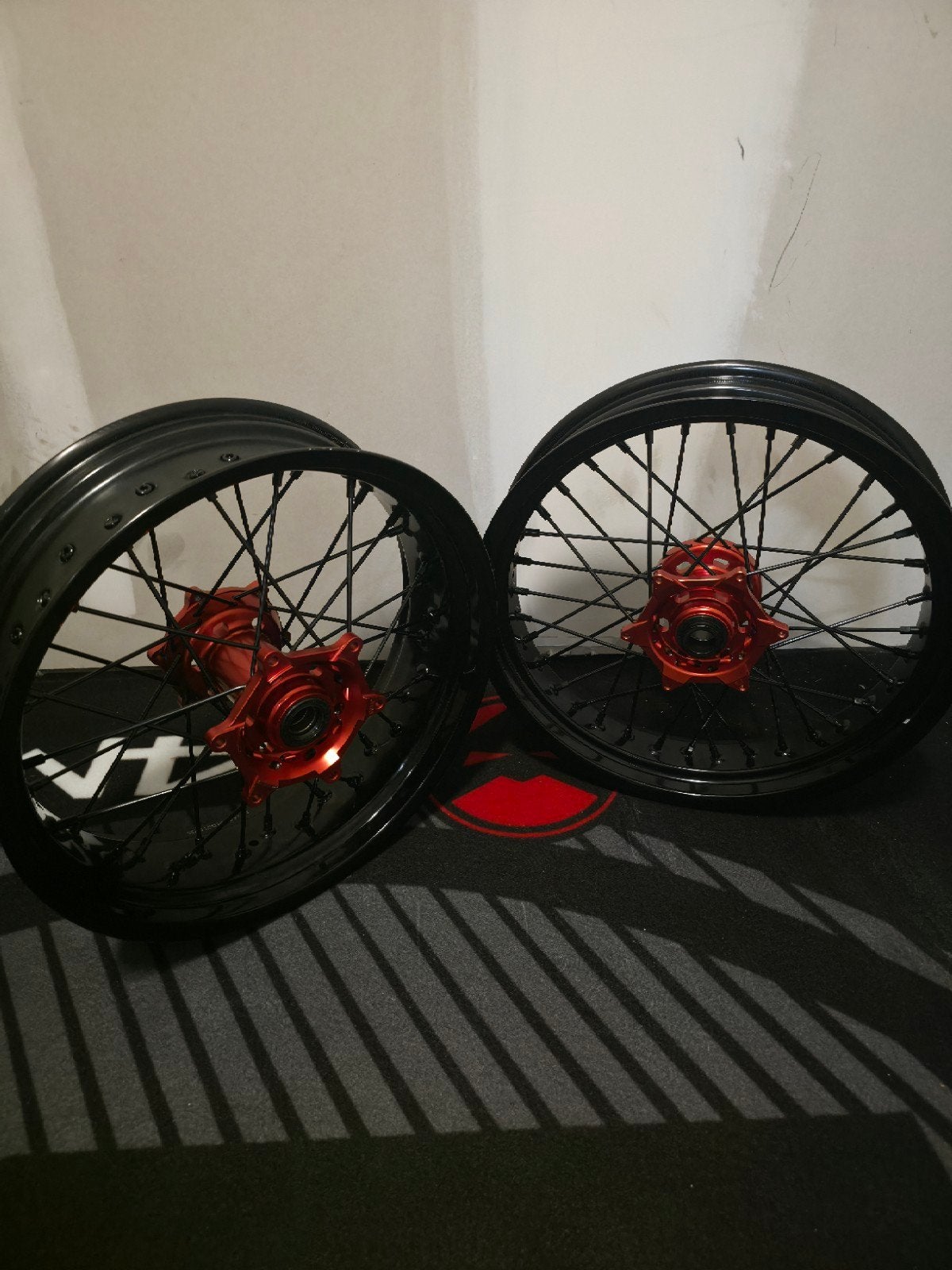 Supermoto spaakwielset – rode naven / zwarte velgen, Ophalen of Verzenden, Nieuw