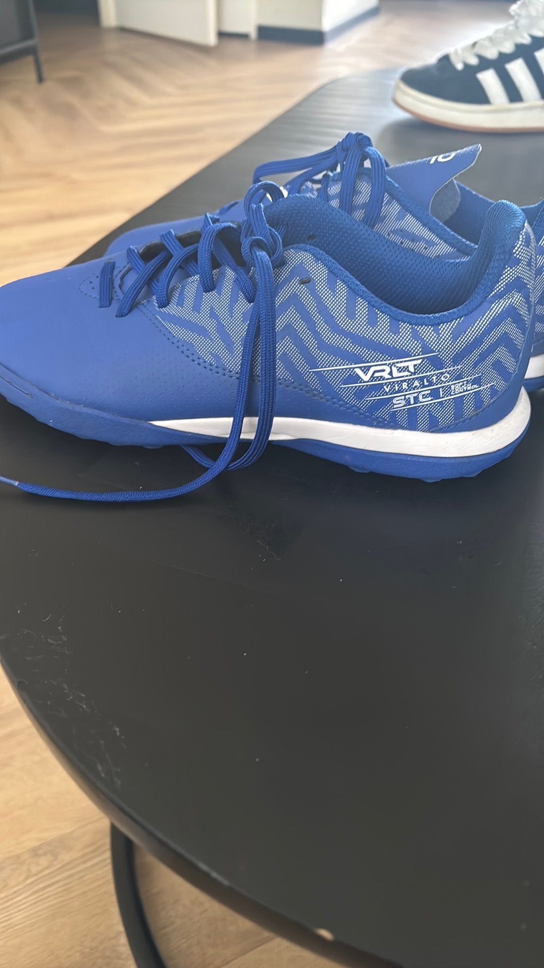 Buitenspeelschoenen blauw kipsta, Ophalen, Maat XS of kleiner, Schoenen, Zo goed als nieuw