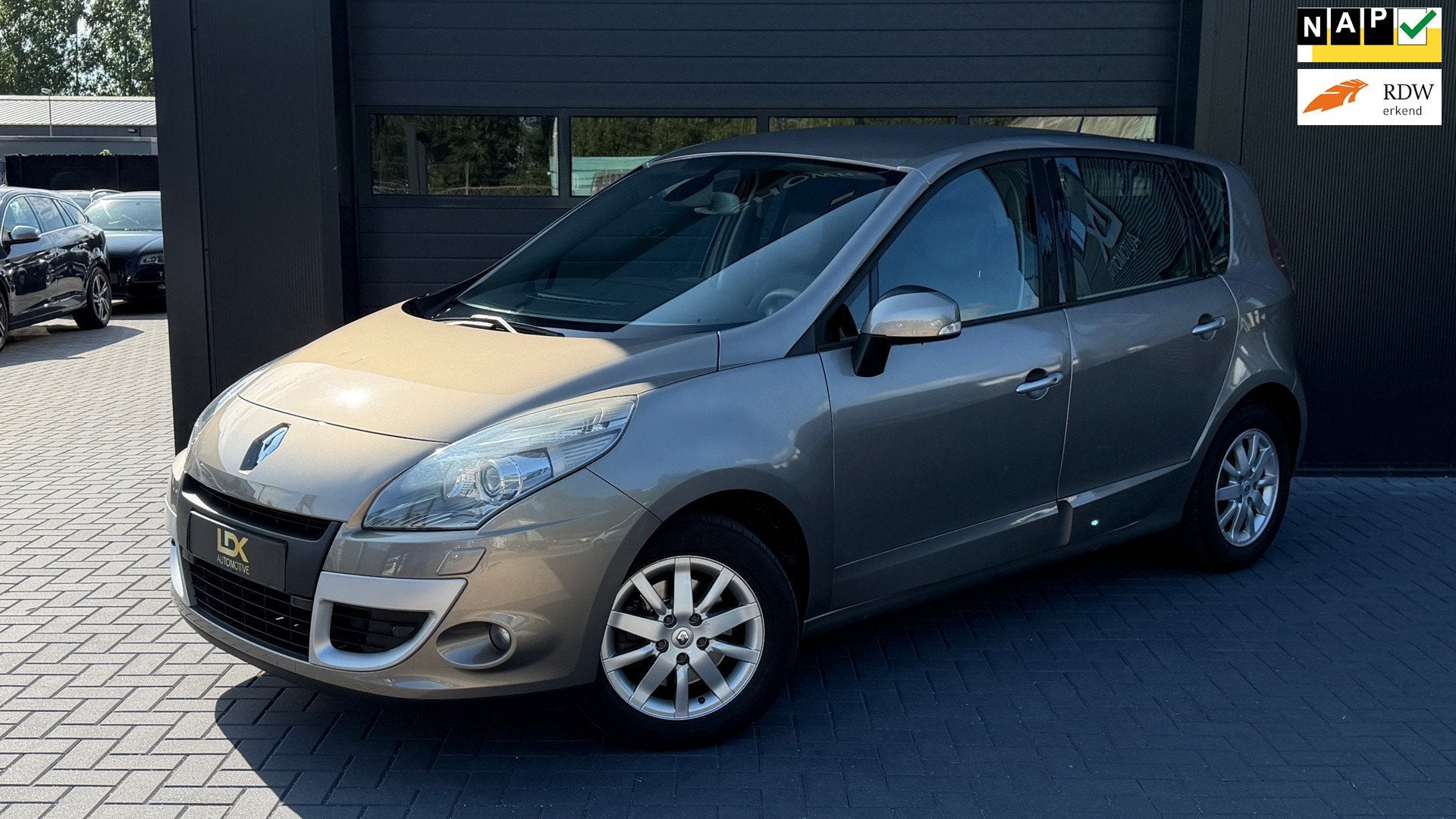 Renault Scénic 2.0 Privilege Elekpakket|Airco|Camera|PDC, Auto's, Euro 5, Gebruikt, 4 cilinders, Automatische klimaatregeling