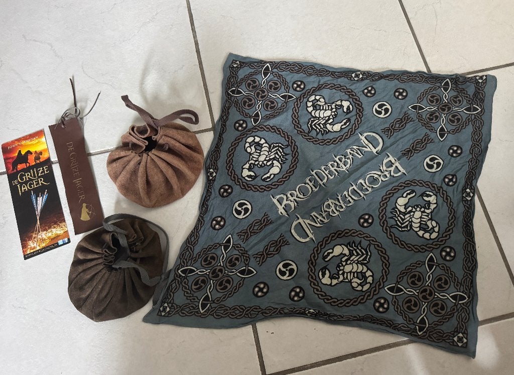 De Grijze Jager & Broederband merchandise | John Flanagan, Boeken, Ophalen of Verzenden, Zo goed als nieuw, John Flanagan