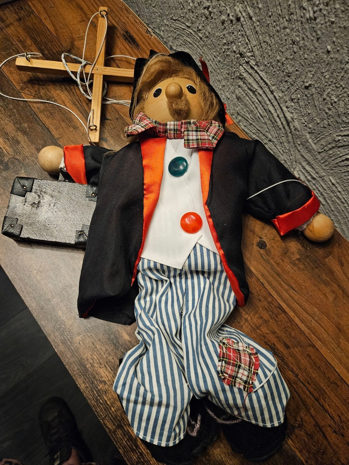 Leuke antieke houten marionet pop met koffer en hoed, Ophalen of Verzenden
