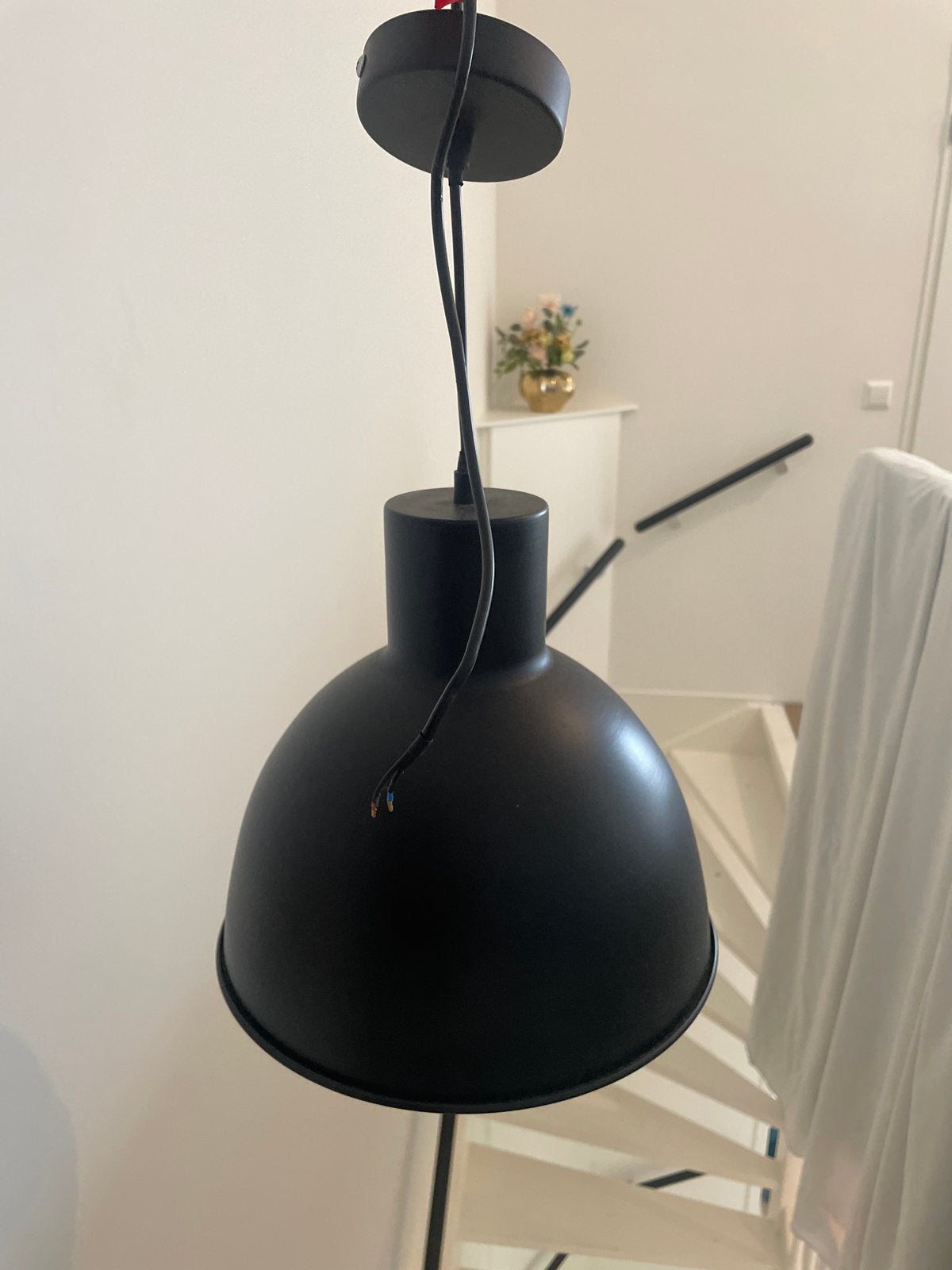 Zwarte hanglamp met koperen binnenkant, Ophalen of Verzenden, Gebruikt, Metaal, E27 (groot)