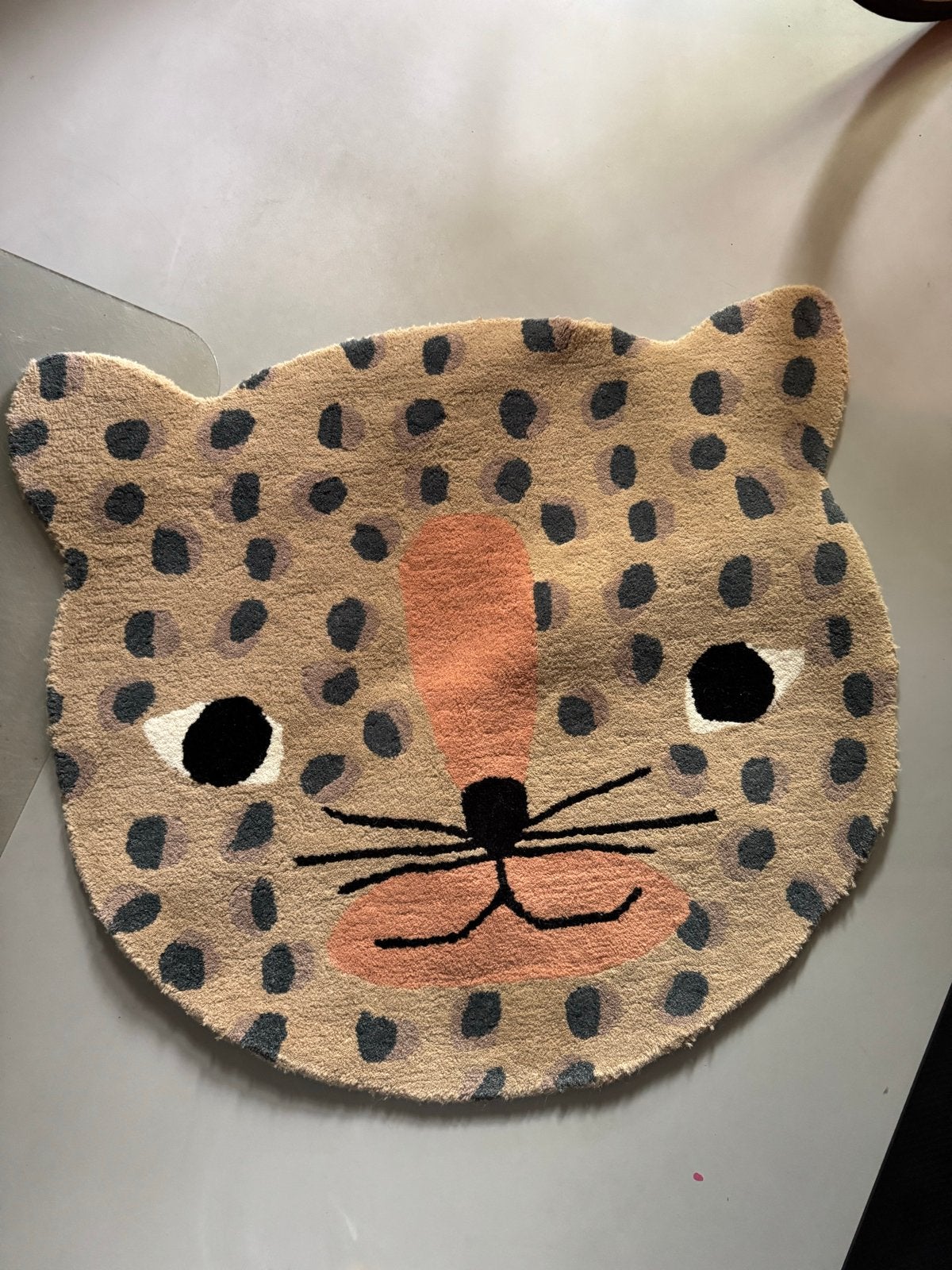 OYOY Leopard Vloerkleed - Speels en Stijlvol, Ophalen, Beige, 50 tot 100 cm, Zo goed als nieuw