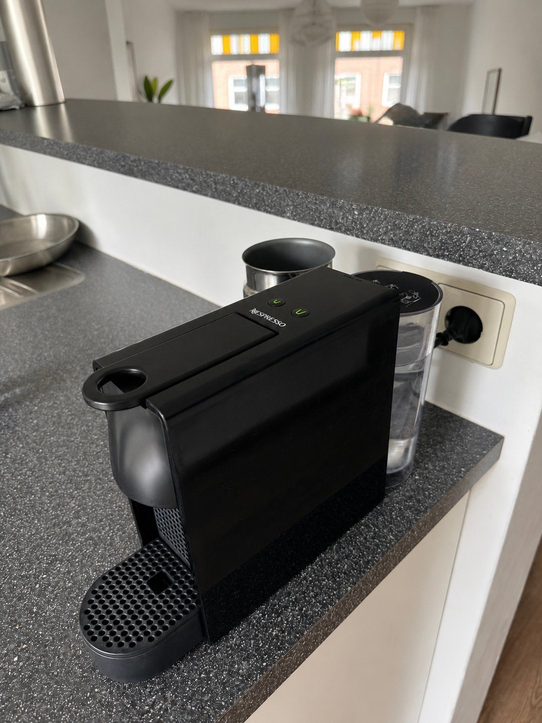 Nespresso essenza mini zwart cups koffiezetapparaat, Gebruikt, Espresso apparaat, Ophalen of Verzenden, 1 kopje