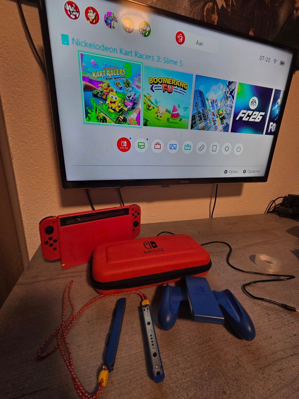 Nintendo Switch en 2 leuke spellen, Spelcomputers en Games, Spelcomputers | Nintendo Switch, Gebruikt, Switch Original, Met 2 controllers