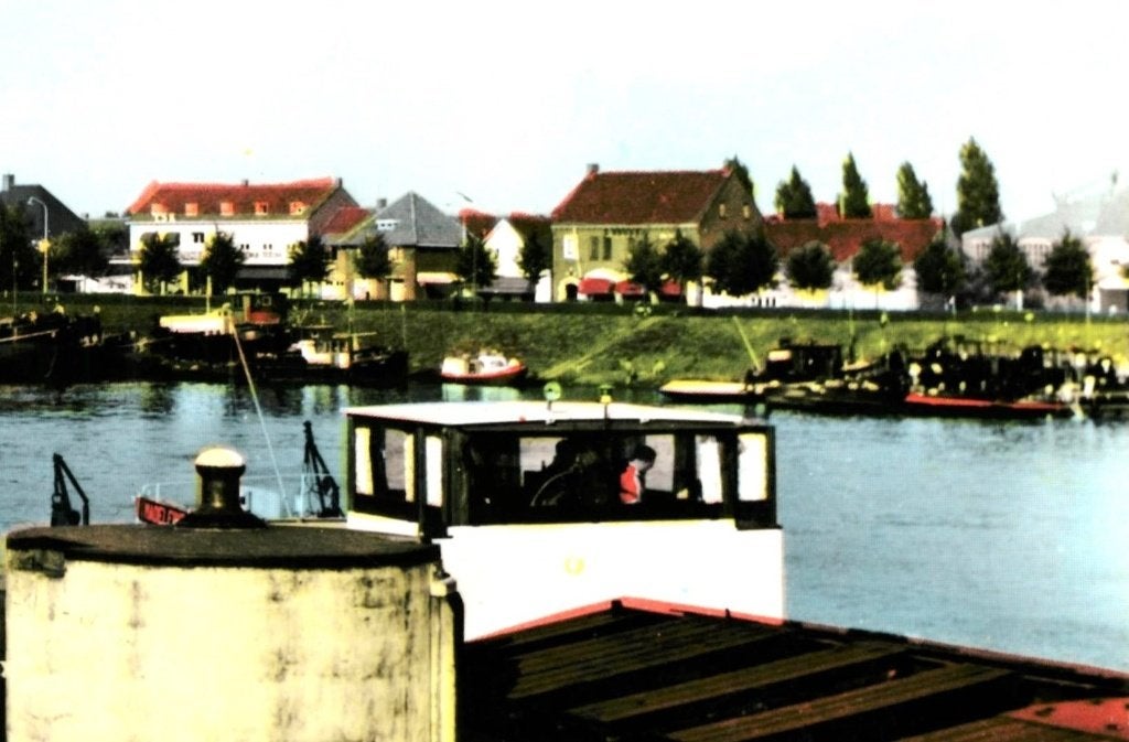 969064	Maasbracht	Limburg	1961 Haven Binnenvaartschip	schip, Ophalen of Verzenden, 1960 tot 1980, Ongelopen, Limburg