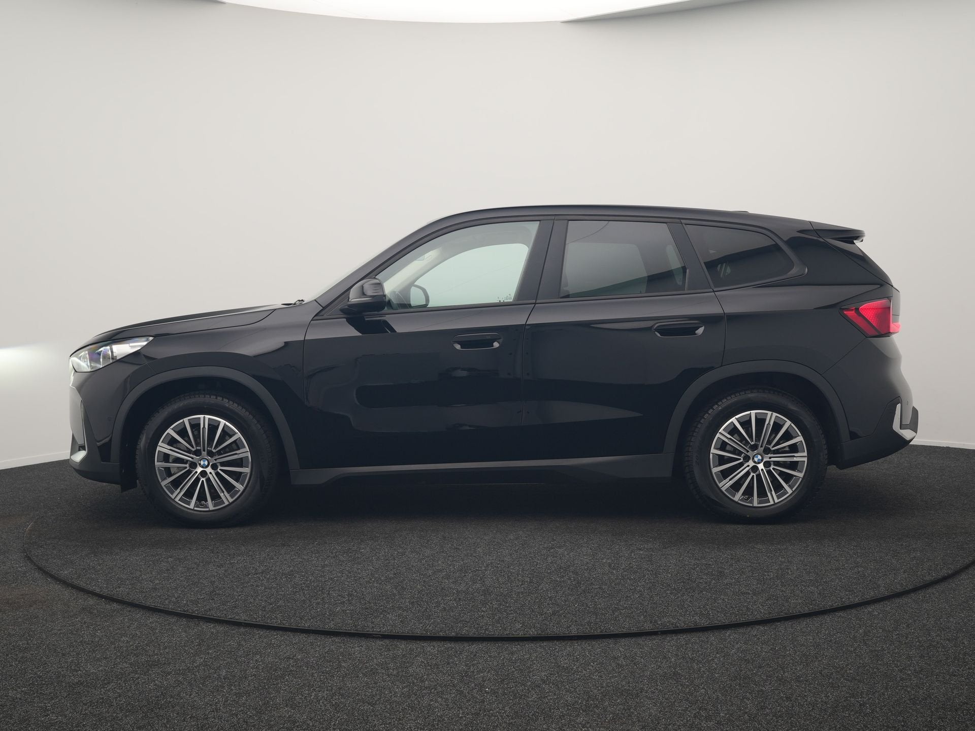 BMW iX1 xDrive30 67 kWh 313pk Dealer O.H. | Trekhaak Af Fabr, Auto's, Automaat, Dealer onderhouden, Stof, Gebruikt