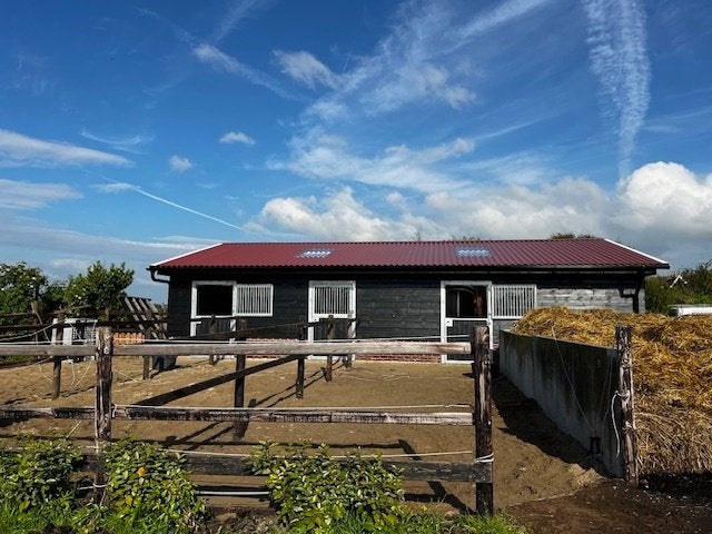 staldeur + kozijn, Stalling