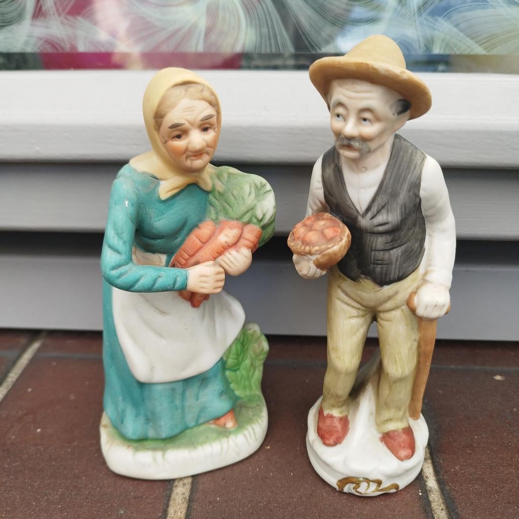 Vintage beeldjes: Boerin met wortels en Boer met mandje, Verzamelen, Beelden en Beeldjes, Ophalen of Verzenden