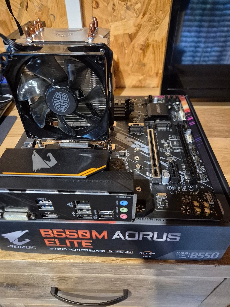 Gigabyte B550M AORUS ELITE moederbord + amd 5600 cpu, Computers en Software, DDR4, Ophalen of Verzenden, Zo goed als nieuw, Micro-ATX