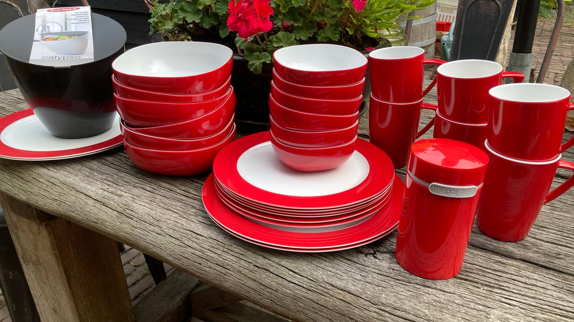 Zeer mooi Mepal campingservies wit met rood, Ophalen of Verzenden, Zo goed als nieuw