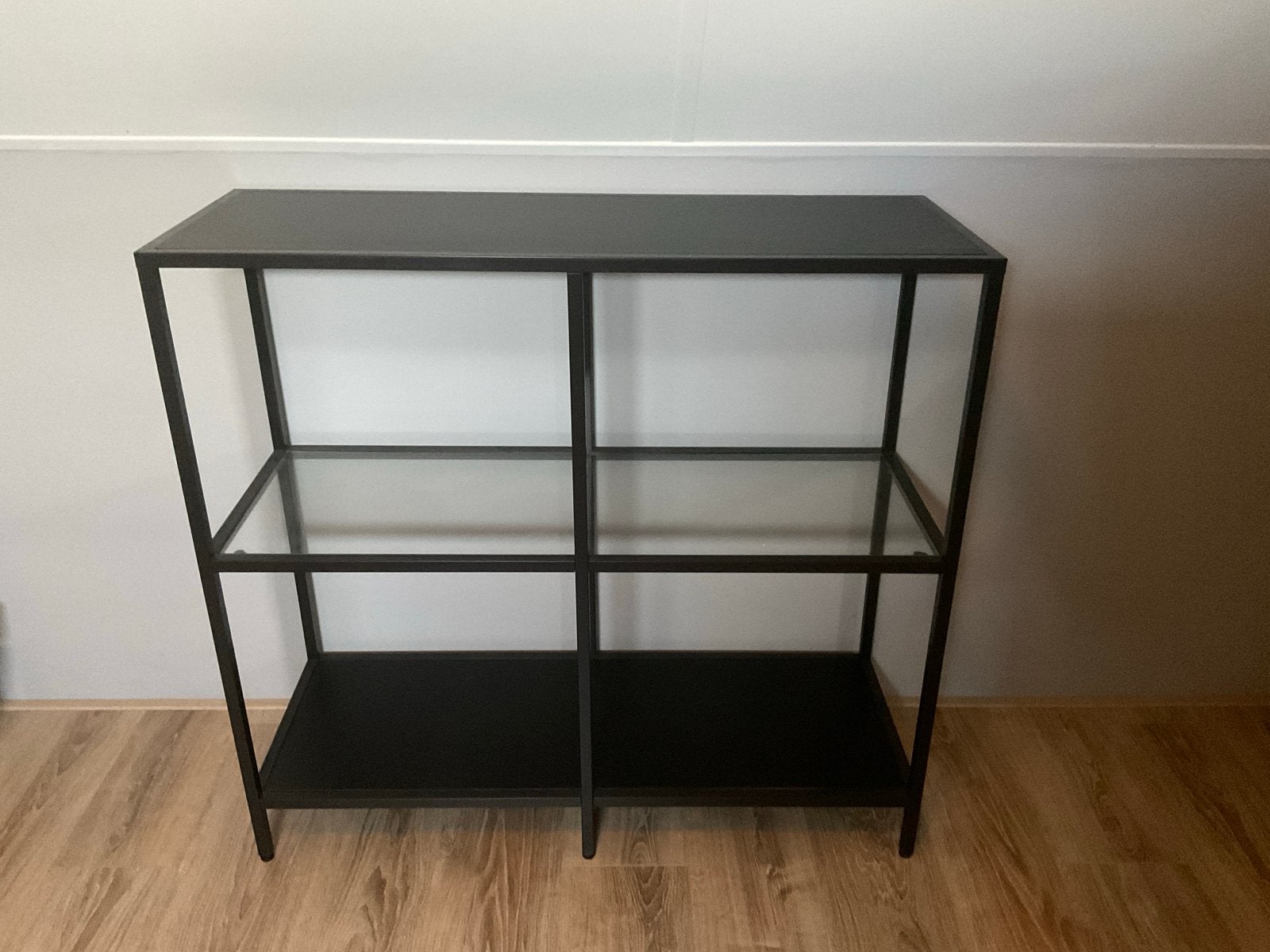 Stijlvolle zwarte kast  VITTSJÖ met glas van Ikea, Ophalen, Gebruikt