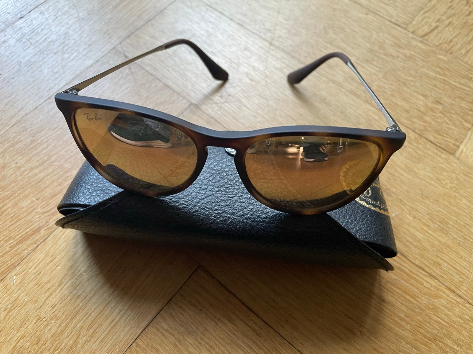 Ray-Ban Junior Erika zonnebril - met spiegelglazen, Sieraden, Tassen en Uiterlijk, Zonnebrillen en Brillen | Dames, Zonnebril