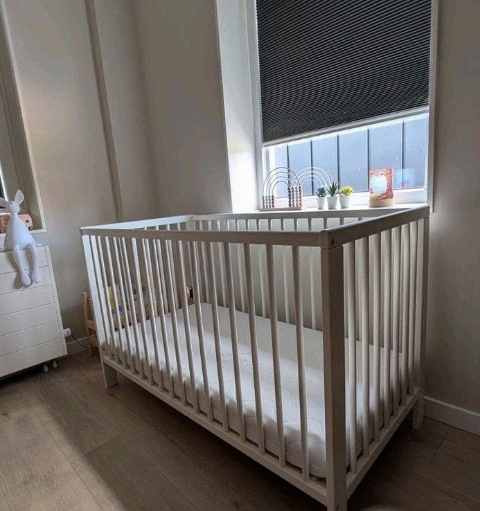 Ikea ledikant (co-sleeper) met Petit Amelie matras, Kinderen en Baby's, Babywiegjes en Ledikanten, Ophalen, Gebruikt, Ledikant