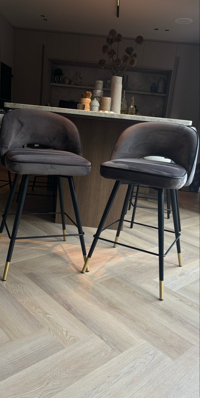 Eichholtz Savona Grey Velvet Barstoelen (2 stuks), Ophalen, Draaibaar, Gebruikt, 60 tot 90 cm