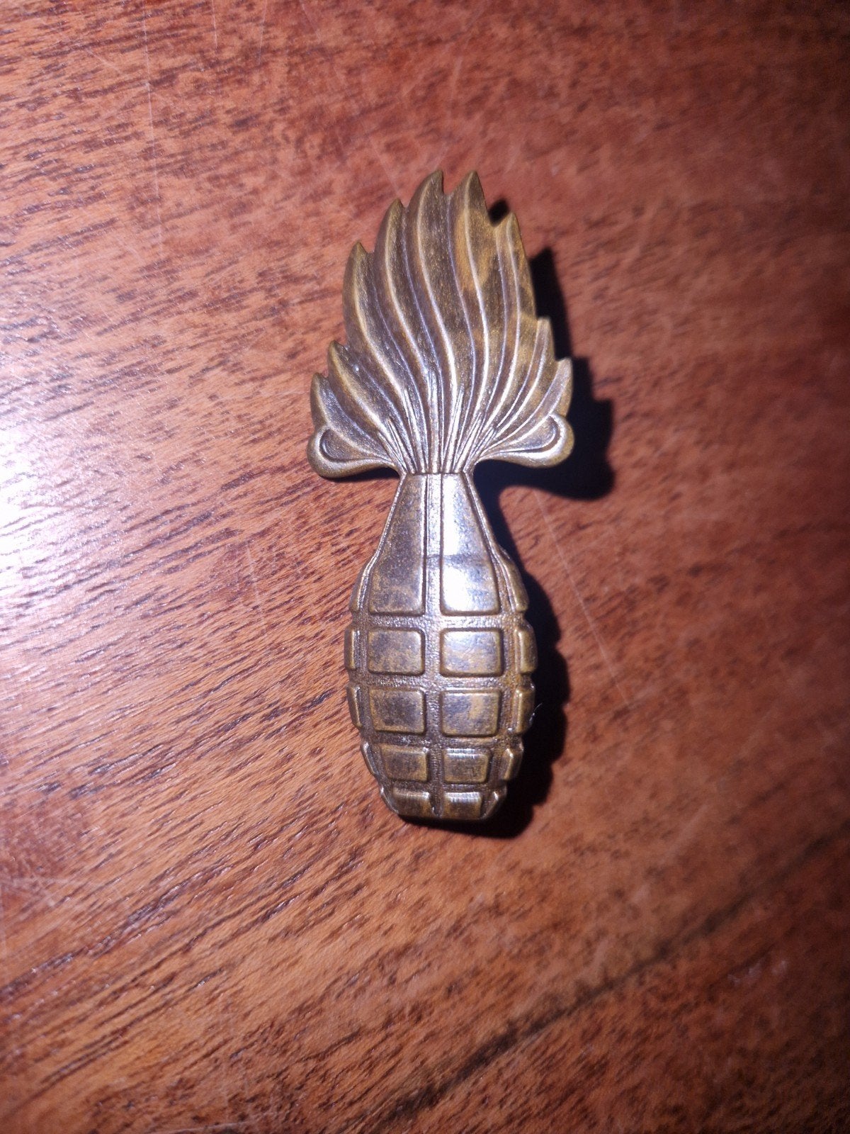 Vintage Granaat Embleem - Militair Verzamelobject, Verzamelen, Militaria | Algemeen, Ophalen of Verzenden
