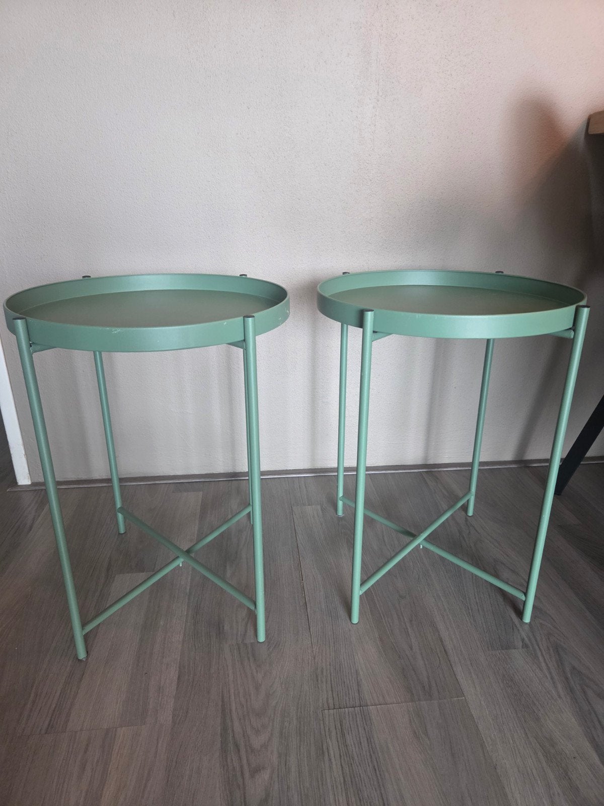 2 groene metalen bijzettafels, Minder dan 55 cm, Gebruikt, Metaal of Aluminium, Rond