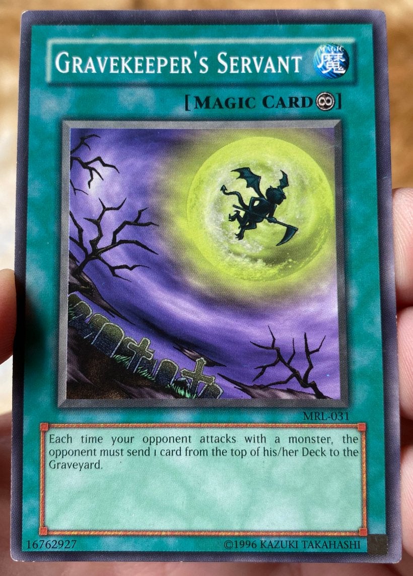 Yu-Gi-Oh! Gravekeeper’s Servant MRL Old US Magic Print !, Ophalen of Verzenden, Gebruikt, Losse kaart