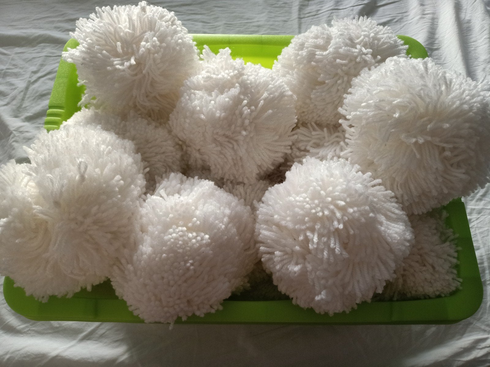28 Witte Pompoms - 14cm Doorsnede, Textiel, Ophalen of Verzenden, Zo goed als nieuw, Knutselmateriaal