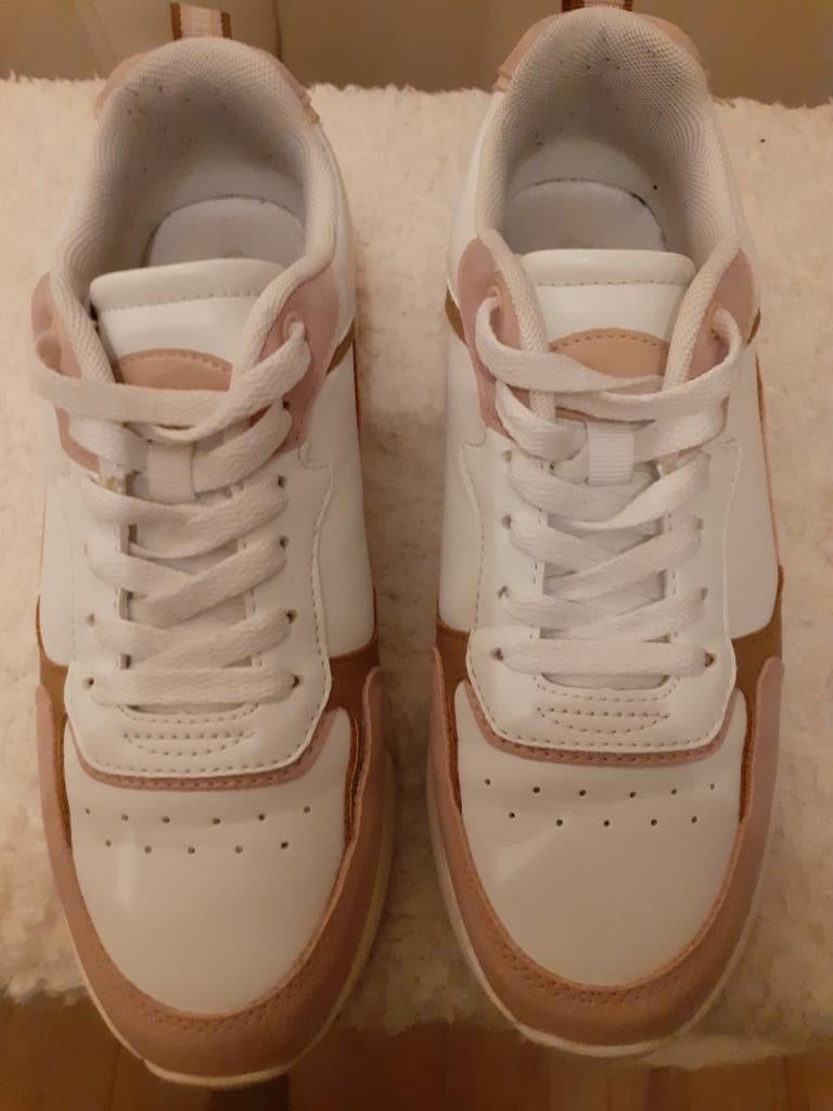 Leuke sneakers maat 39, Kleding | Dames, Schoenen, Wit, Omoda, Ophalen of Verzenden, Sneakers of Gympen