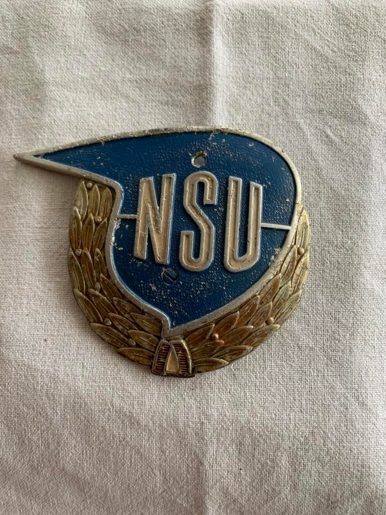 NSU tankembleem met lauwerkrans, Ophalen of Verzenden, Gebruikt