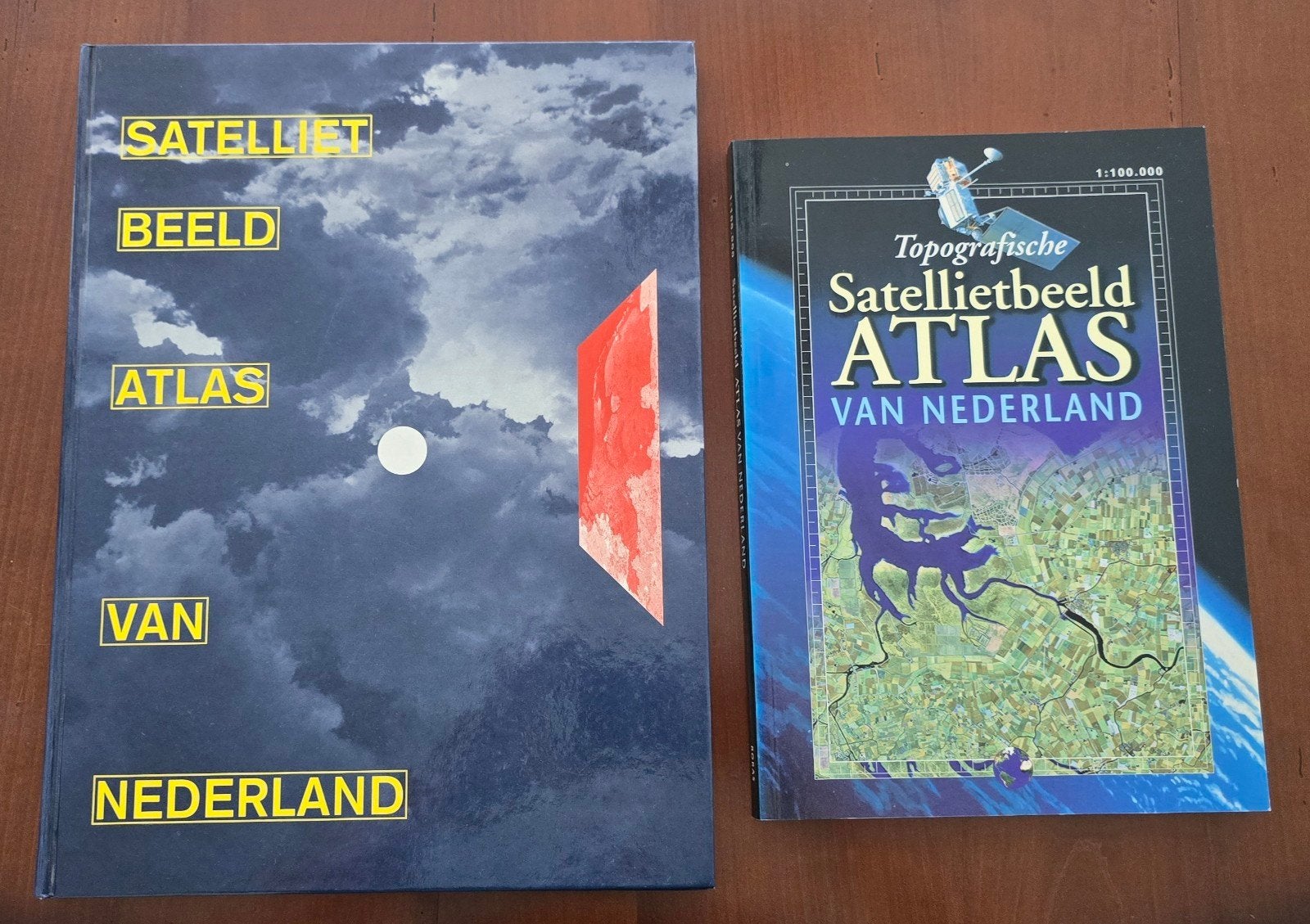 2x Satellietbeeld Atlas van Nederland – topografische atlass, Overige atlassen, Ophalen of Verzenden, Zo goed als nieuw, Nederland