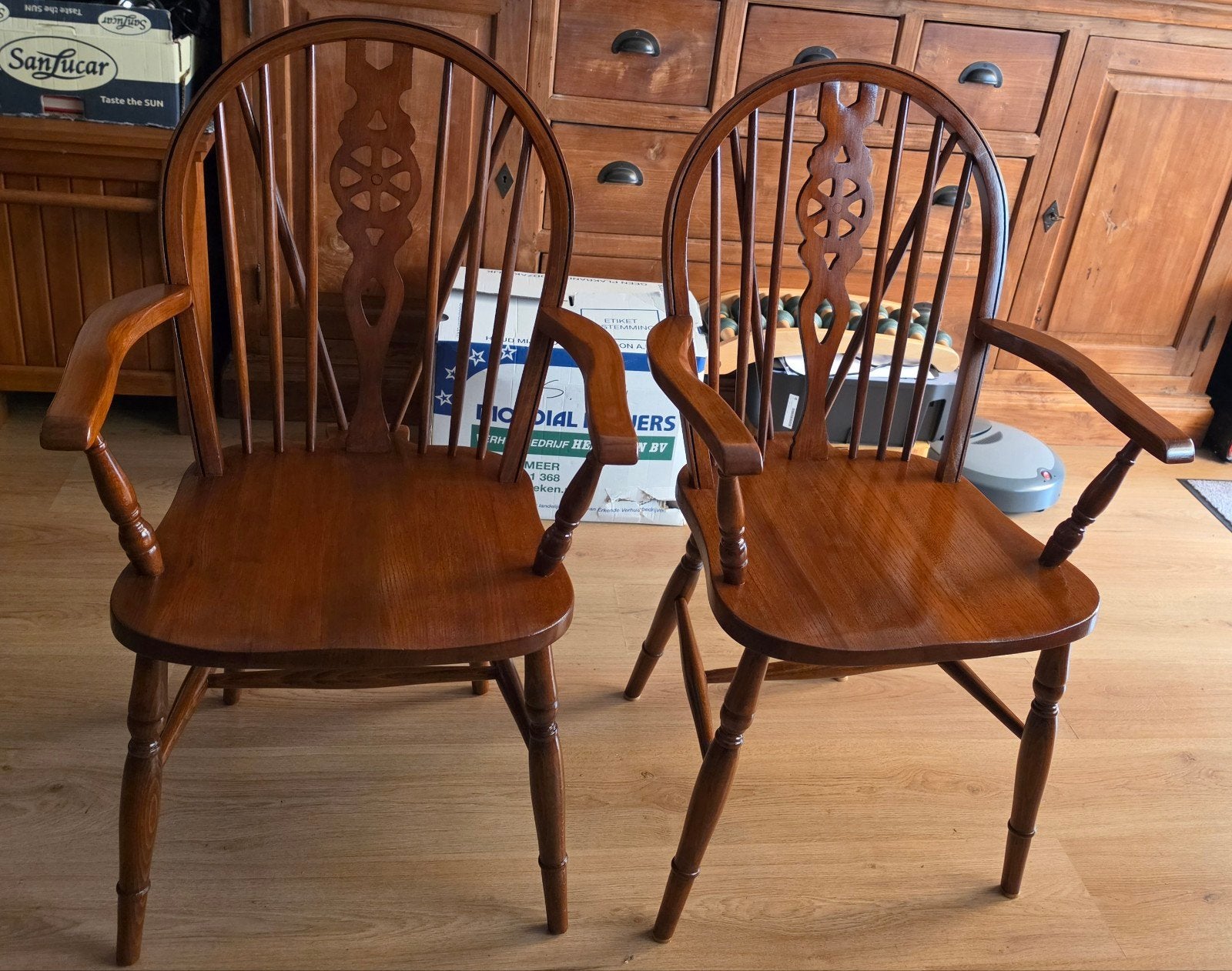 2 vintage Windsor stoelen, Made in Yugoslavi, Ophalen
