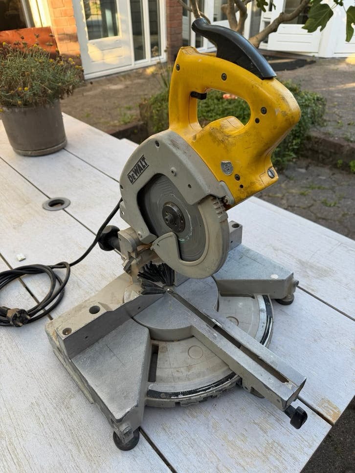 Dewalt DW700 Afkortzaag - Krachtig en Goed Zaagblad, Doe-het-zelf en Verbouw, Gereedschap | Zaagmachines, Ophalen, Gebruikt, 70 mm of meer