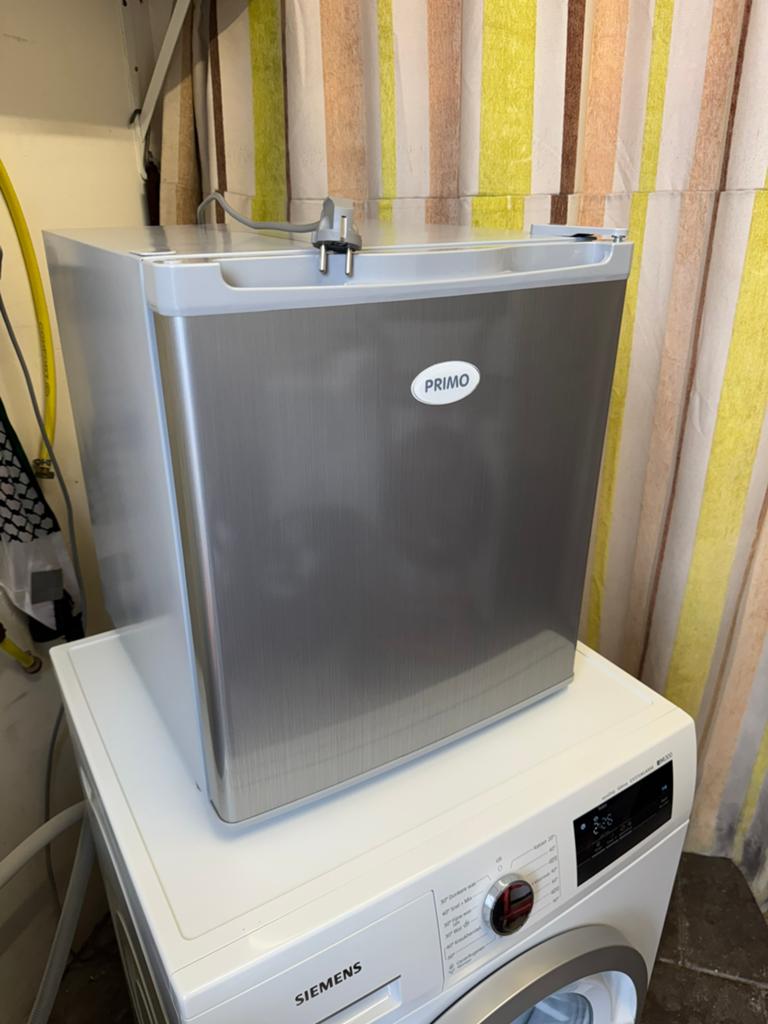 Grijze Kleine Vrieskastje Primo | Schoon | Werkt Super, Witgoed en Apparatuur, Minder dan 85 cm, Minder dan 60 cm, Zo goed als nieuw