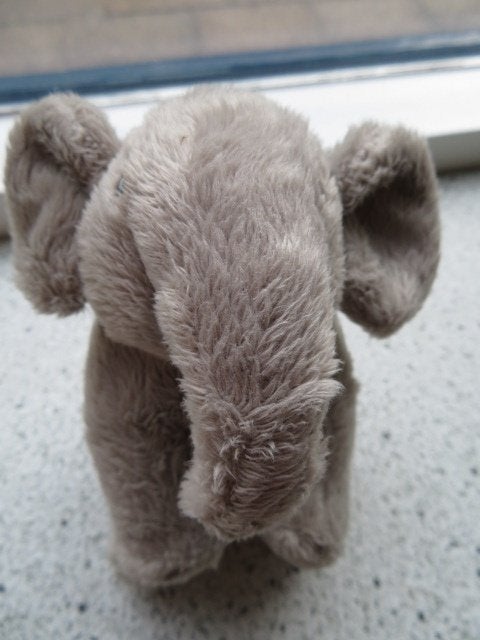 Olifant olifantje van IKEA grijs velours meet ca 16 cm, Kinderen en Baby's, Speelgoed | Knuffels en Pluche, IKEA, Grijs, Ophalen of Verzenden