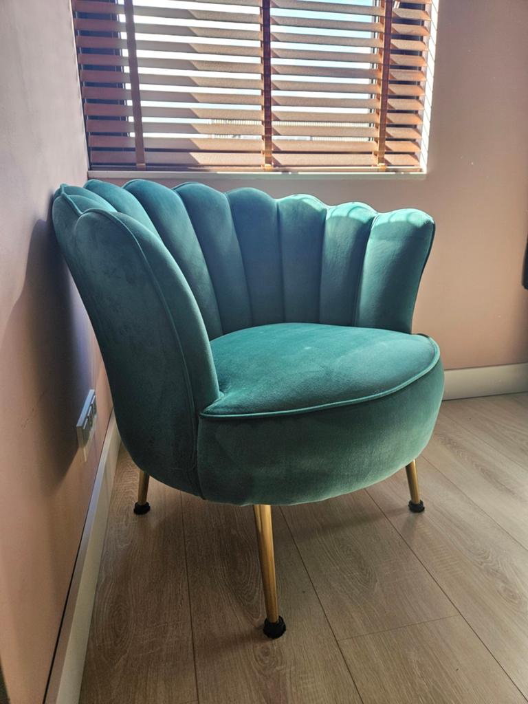Groene velvet stoel met gouden pootjes, Huis en Inrichting, Stoelen, Ophalen, Gebruikt, Overige kleuren, Modern, Elegant