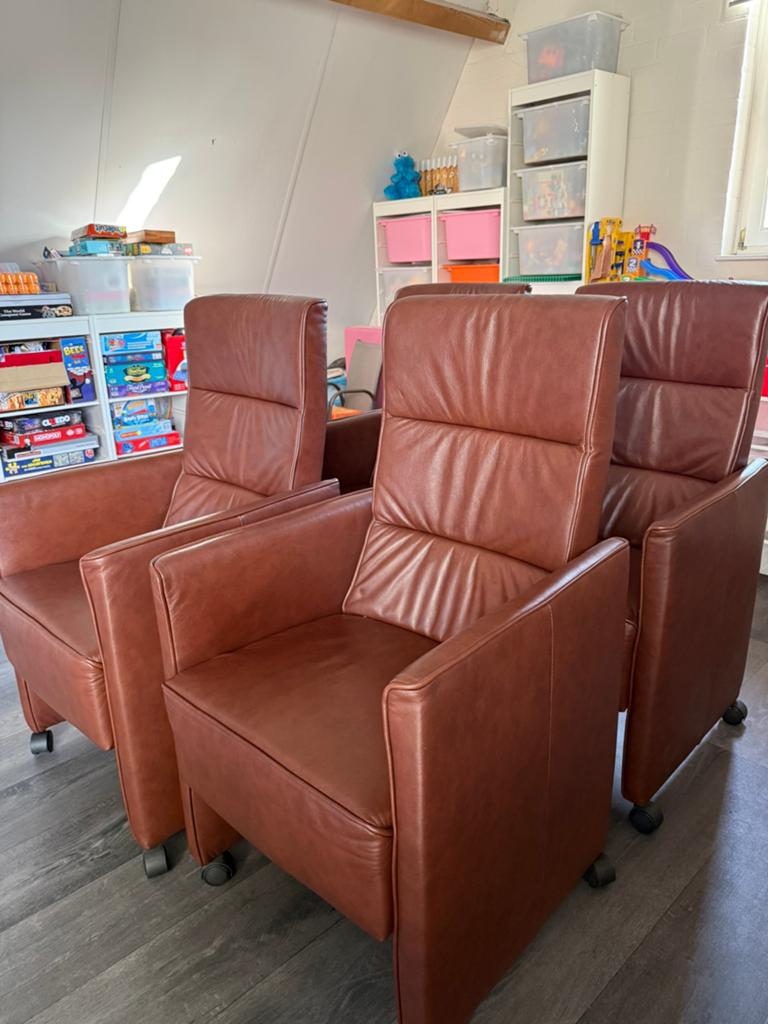 Gratis: 4 eetkamerstoelen op wieltjes, Ophalen, Gebruikt, Bruin, Leer