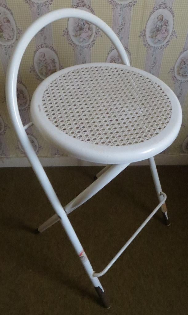 Inklapbare witte vintage kruk / barkruk. Zithoogte 65cm, Huis en Inrichting, Barkrukken, Ophalen, Gebruikt, 60 tot 90 cm, 1 kruk