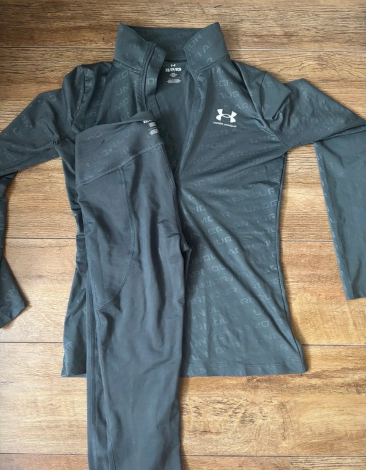 Under Armour Sportset - Top en Legging, Kleding | Dames, Sportkleding, Ophalen, Maat 34 (XS) of kleiner, Grijs, Fitness of Aerobics