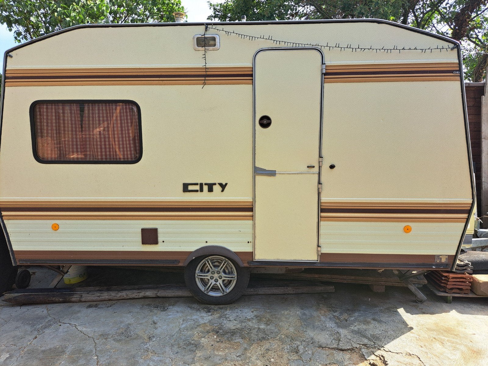 Leuke vintage caravan, ideaal voor festivals of klusproject, Particulier, 500 - 750 kg, Koelkast