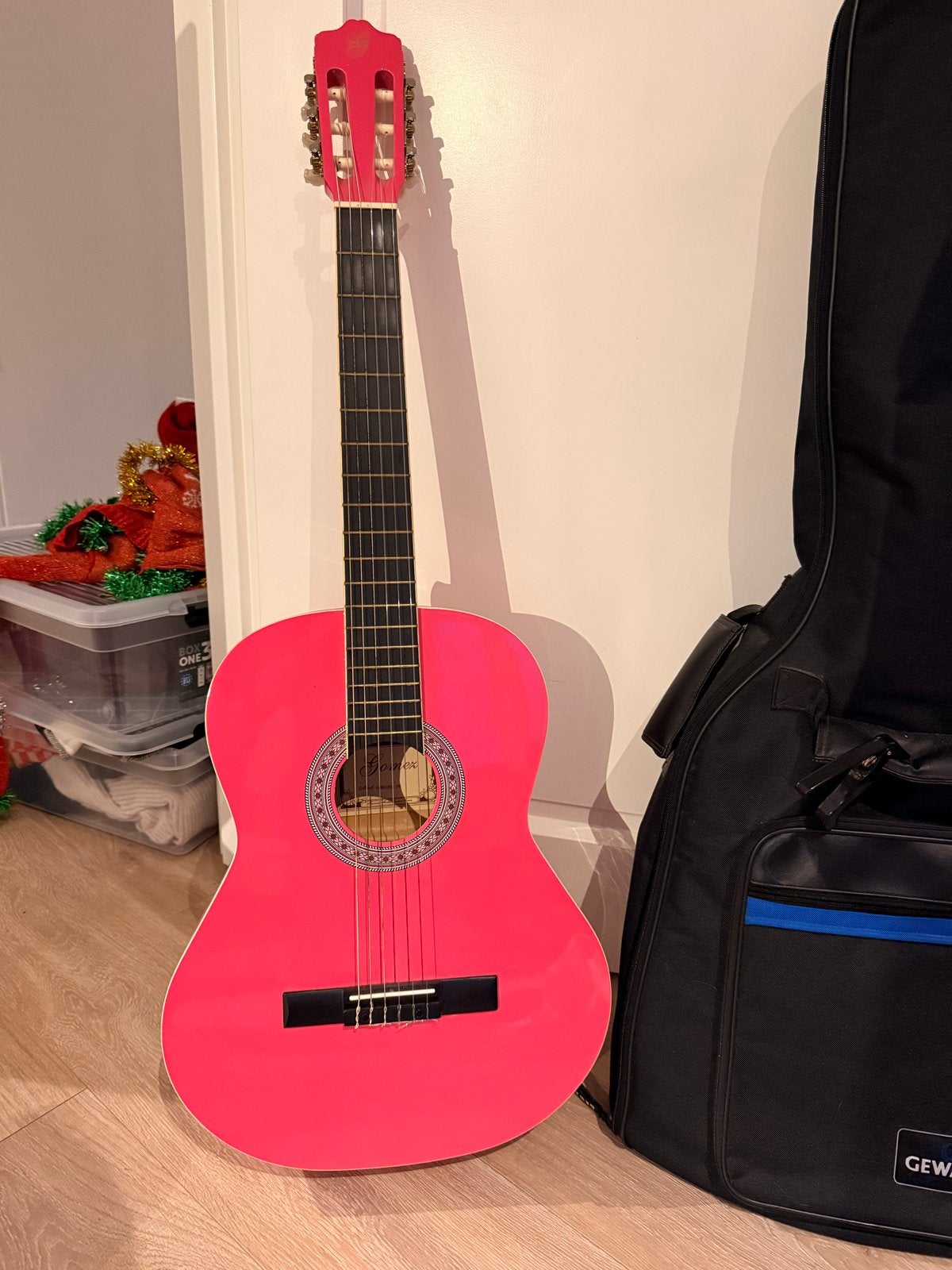 Roze klassieke gitaar met hoes en capo, Muziek en Instrumenten, Ophalen, Gebruikt, Klassieke of Spaanse gitaar, Met koffer